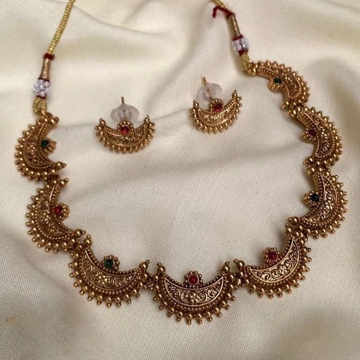 Half moon lecklace